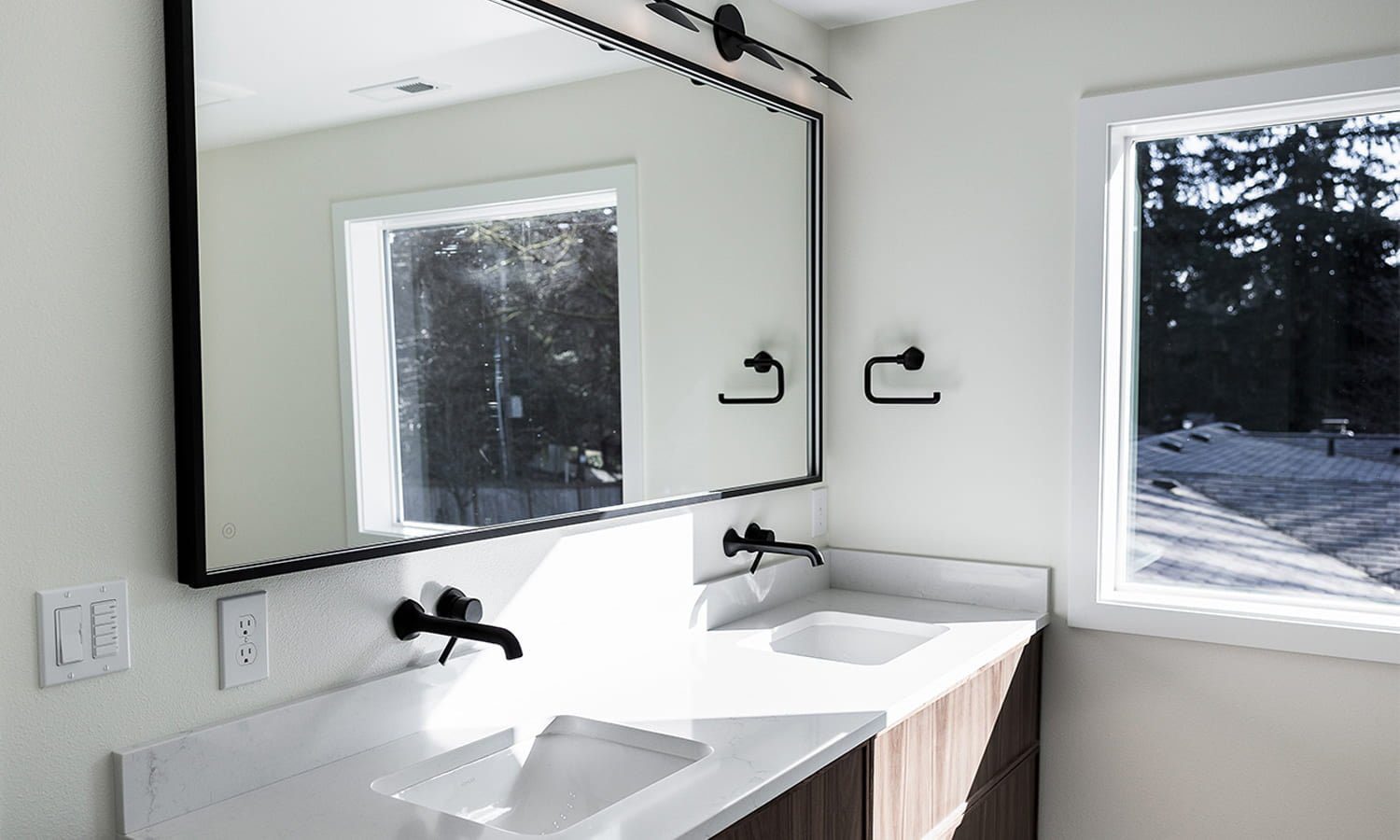 Modern minimalist bathroom design — Kirkland Home, Ariana Designs