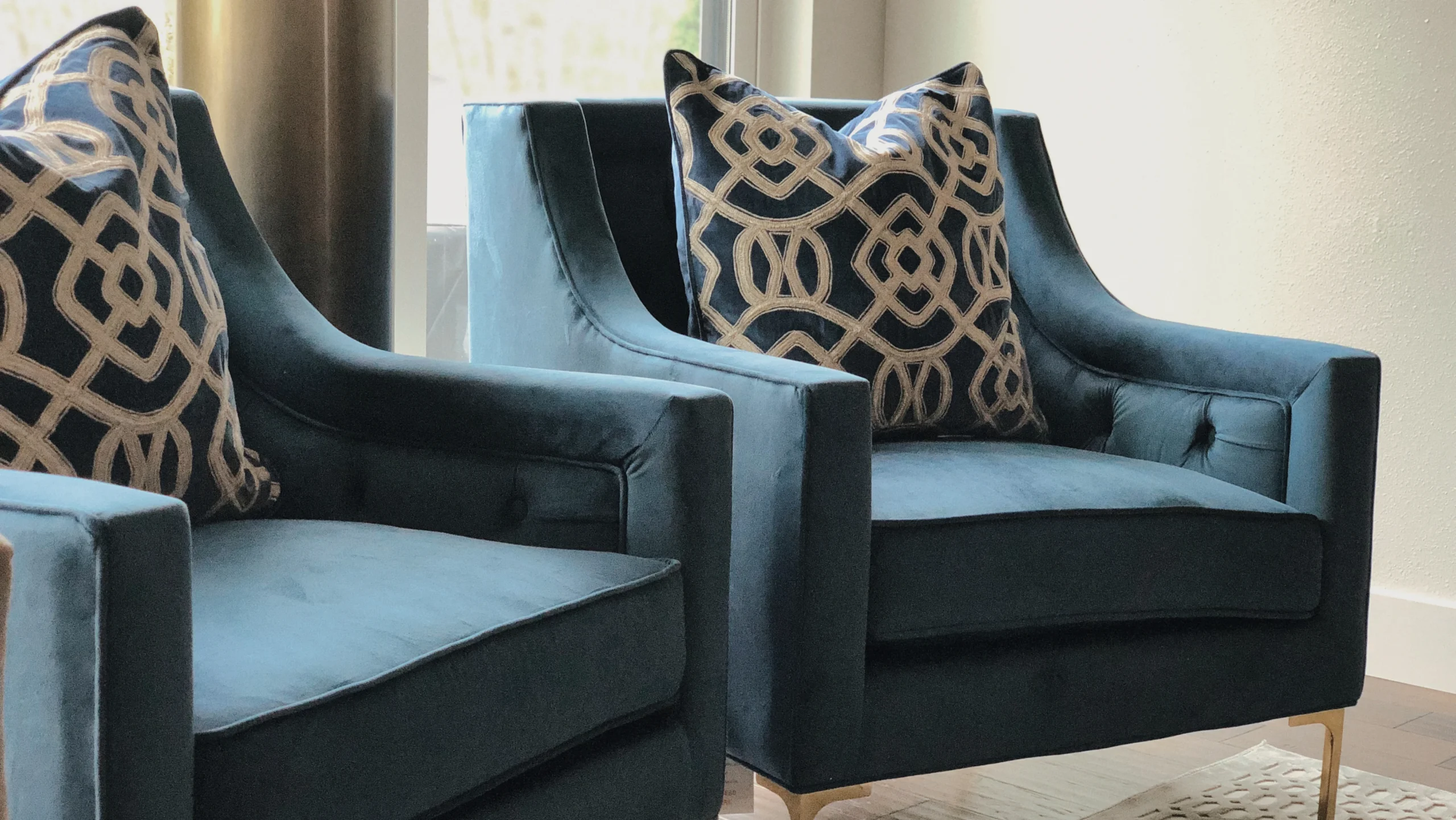 Stylish blue armchairs gold pillows living room — Ariana Designs, Sumner Washington