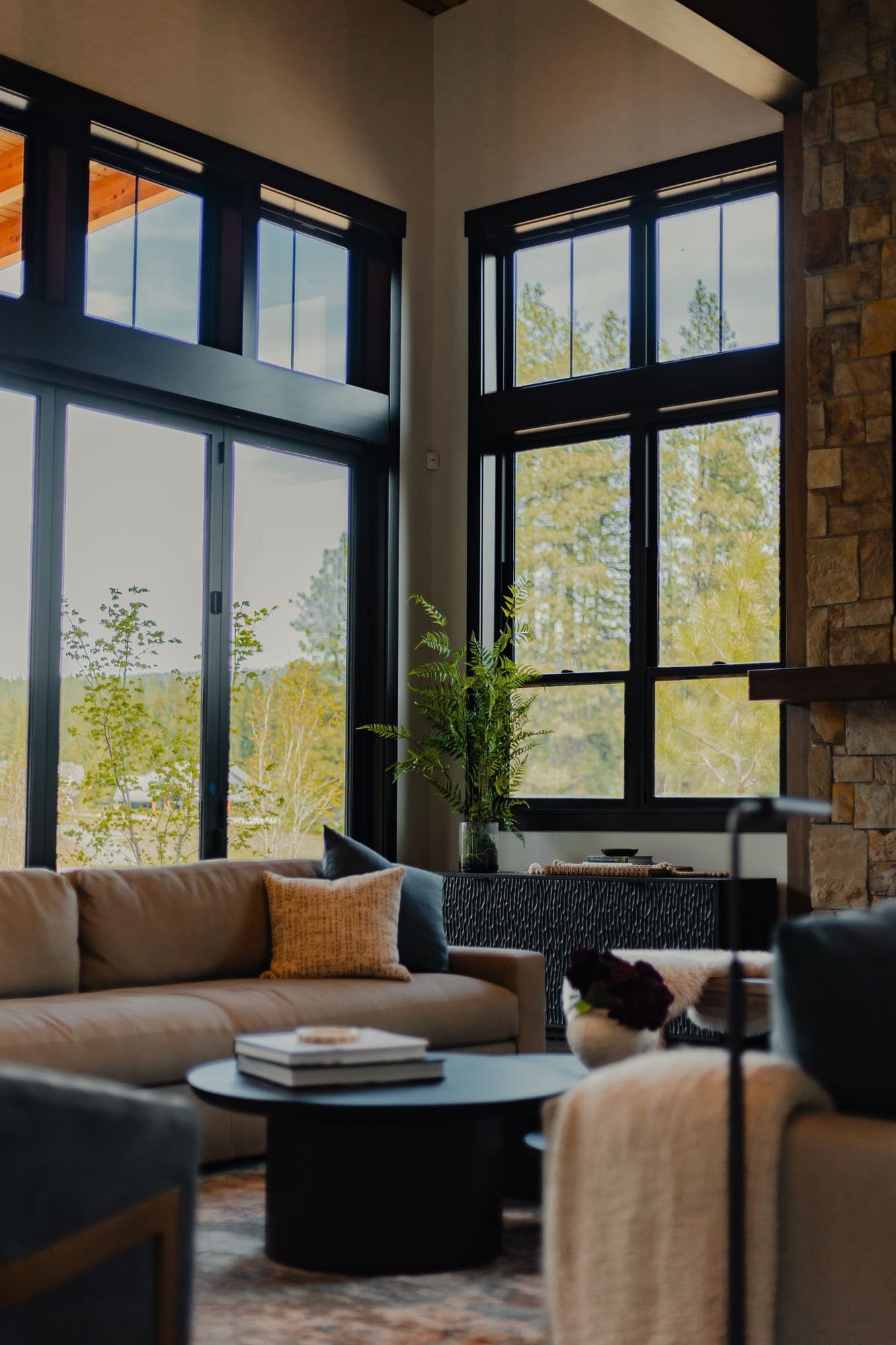 Grand retreat living space — Ariana Designs, Suncadia