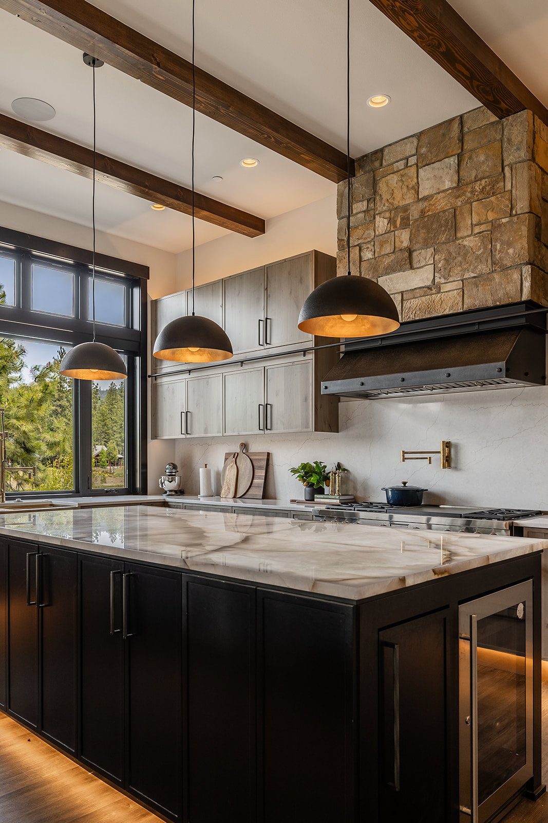 Quartzite kitchen island full view — Ariana Designs & Interiors, Suncadia