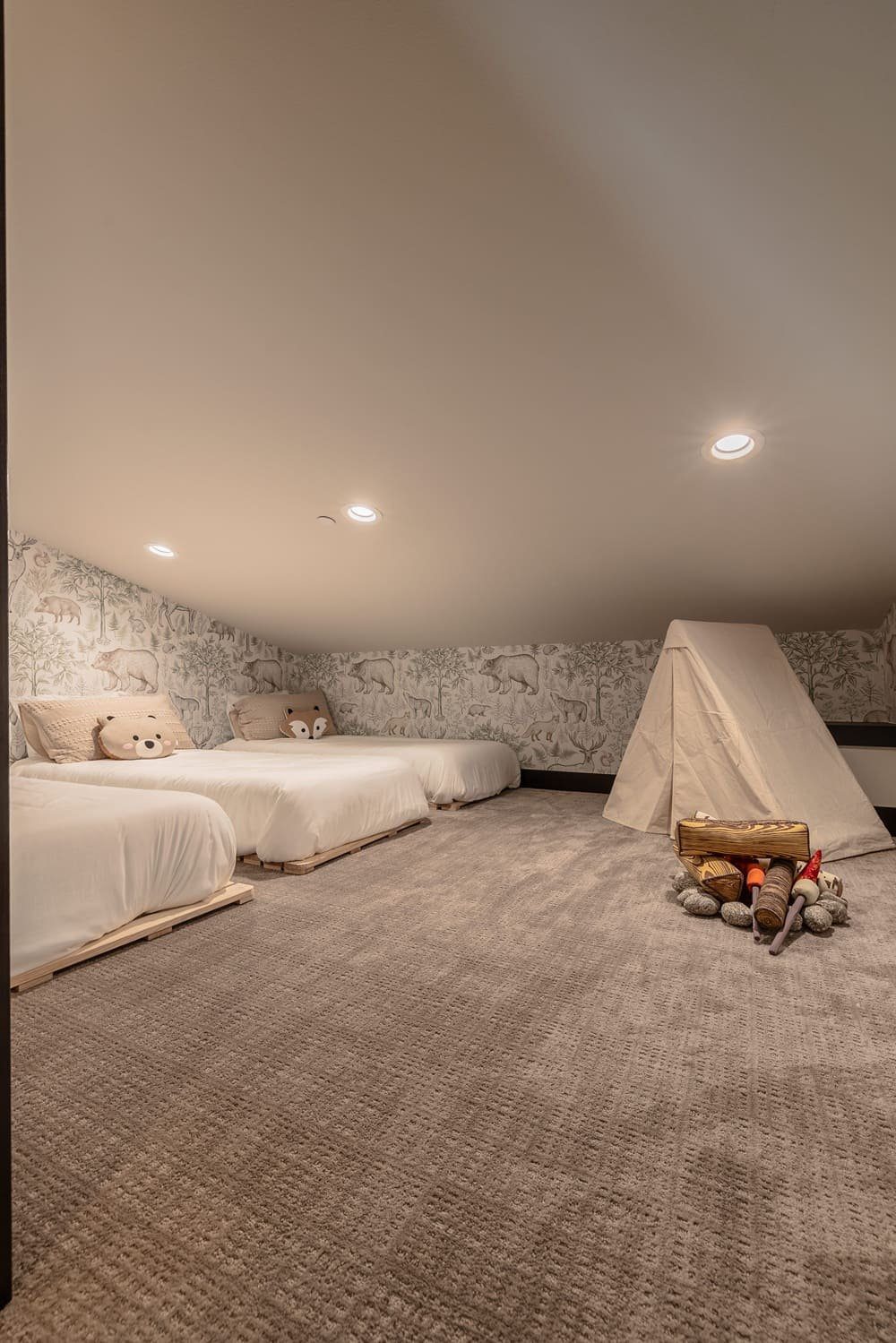 Lower level guest bedroom with natural fiber rug — Suncadia